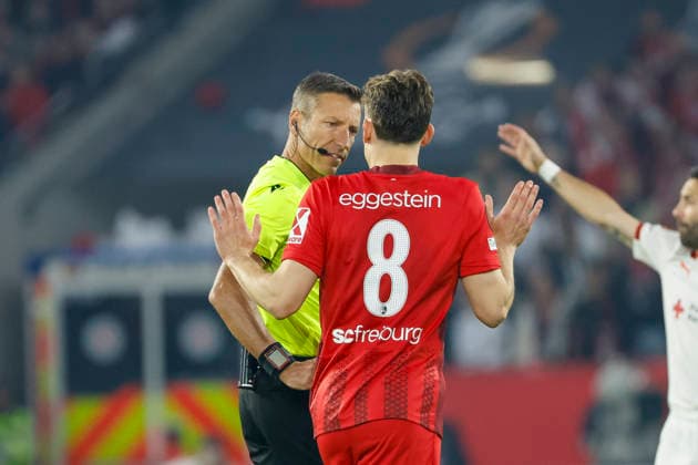 Referee Davide Massa ITA and Maximilian Eggestein SC Freiburg, 08 in dialog , Germany, Football, UEFA Europa League, Semifinal, 2025 2026, SC Freiburg vs Sporting Braga, 07 05 2026, Freiburg im Breisgau Europa Park Stadium Germany Copyright: xGrantxHubbsx