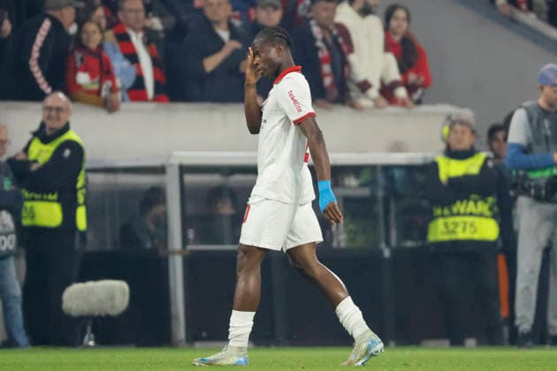 Mario Dorgeles Sporting Braga, 20 goes off the pitch after red card , Germany, Football, UEFA Europa League, semi-final, 2025 2026, SC Freiburg vs Sporting Braga, 07 05 2026, Freiburg im Breisgau Europa Park Stadium Germany Copyright: xGrantxHubbsx