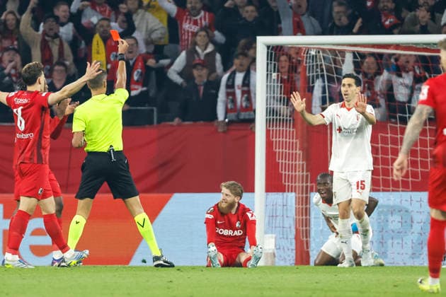 Mario Dorgeles Sporting Braga, 20 gets the red card from referee Davide Massa ITA , Germany, Football, UEFA Europa League, Semifinal, 2025 2026, SC Freiburg vs Sporting Braga, 07 05 2026, Freiburg im Breisgau Europa Park Stadium Germany Copyright: xGrantxHubbsx