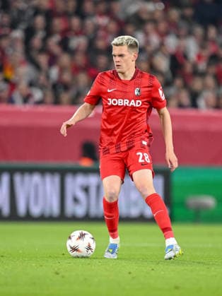 Matthias Ginter SC Freiburg controls the Ball during the UEFA Europa League 2025 26 Semi Final Second Leg match between Sport Club Freiburg and SC Braga at Stadion am Wolfswinkel on May 7, 2026 in Freiburg im Breisgau, Germany Photo by Harry Langer DeFodi Images