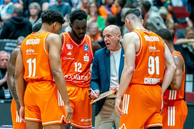 Chemnitz, Germany 07 May 2026 1 BBL 2025 2026 Sp 33 Niners Chemnitz vs Skyliners Frankfurt In the picture Head Coach Rodrigo Pastore 99 4 v li with the tactics board with his teammates during a break in play Copyright: xFotostandx xNachtigallx