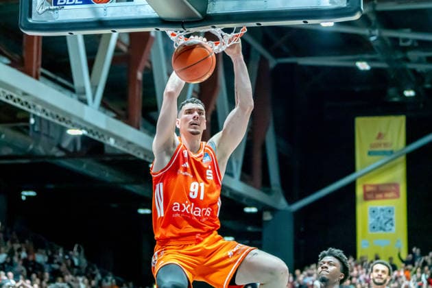 Chemnitz, Germany 07 May 2026 1 BBL 2025 2026 Sp 33 Niners Chemnitz vs Skyliners Frankfurt In the picture Yordan Minchev 99 with a dunk he hangs on the basket Copyright: xFotostandx xNachtigallx