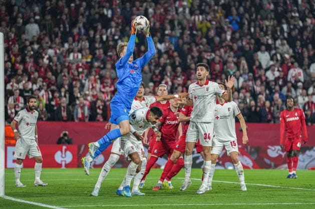 UEFA Europa League SC Freiburg vs Sporting Braga, 07 04 2026 LukaÅ¡ HorniÄek Sporting Braga, 1 who gets the ball out of the air UEFA Europa League SC Freiburg vs Sporting Braga, Europa Park Stadium, 07 04 2026 Copyright: xBEAUTIFULxSPORTS Boscox