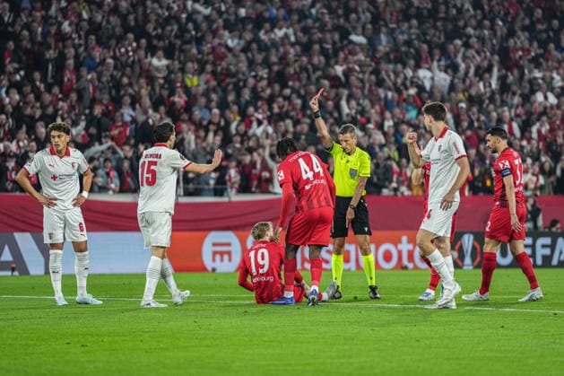 UEFA Europa League SC Freiburg vs Sporting Braga, 07 04 2026 Davide Massa referee showing the red card for Mario Dorgeles Sporting Braga, 20 UEFA Europa League SC Freiburg vs Sporting Braga, Europa Park Stadium, 07 04 2026 Copyright: xBEAUTIFULxSPORTS Boscox