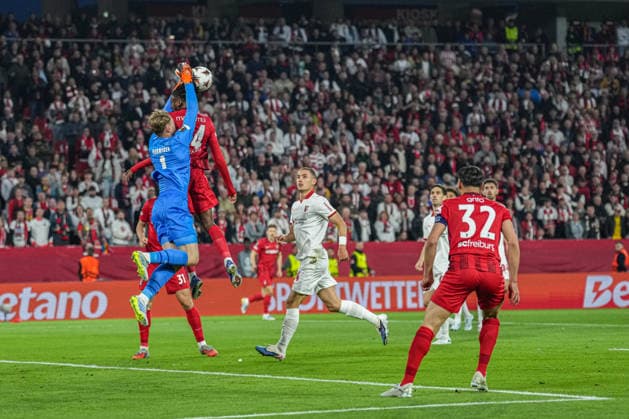 UEFA Europa League SC Freiburg vs Sporting Braga, 07 04 2026 LukaÅ¡ HorniÄek Sporting Braga, 1 who picks the ball out of the air in front of Johan Manzambi SC Freiburg, 44 UEFA Europa League SC Freiburg vs Sporting Braga, Europa Park Stadium, 07 04 2026 Copyright: xBEAUTIFULxSPORTS Boscox