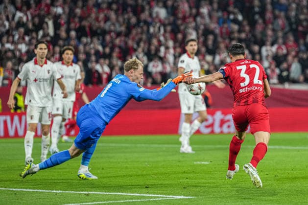 UEFA Europa League SC Freiburg vs Sporting Braga, 07 04 2026 LukaÅ¡ HorniÄek Sporting Braga, 1 who gets to the ball before Vincenzo Grifo SC Freiburg, 32 UEFA Europa League SC Freiburg vs Sporting Braga, Europa Park Stadium, 07 04 2026 Copyright: xBEAUTIFULxSPORTS Boscox