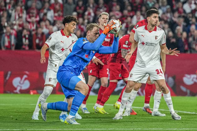 UEFA Europa League SC Freiburg vs Sporting Braga, 07 04 2026 LukaÅ¡ HorniÄek Sporting Braga, 1 who gets the ball out of the air UEFA Europa League SC Freiburg vs Sporting Braga, Europa Park Stadium, 07 04 2026 Copyright: xBEAUTIFULxSPORTS Boscox