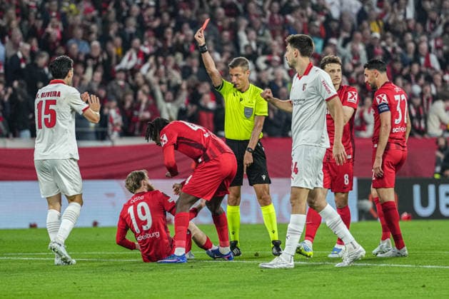 UEFA Europa League SC Freiburg vs Sporting Braga, 07 04 2026 Davide Massa referee showing the red card for Mario Dorgeles Sporting Braga, 20 UEFA Europa League SC Freiburg vs Sporting Braga, Europa Park Stadium, 07 04 2026 Copyright: xBEAUTIFULxSPORTS Boscox