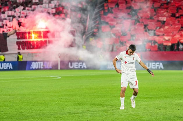 UEFA Europa League SC Freiburg vs Sporting Braga, 07 04 2026 Victor Gomez Sporting Braga, 2 and in the background the Braga fans setting off pyrotechnics UEFA Europa League SC Freiburg vs Sporting Braga, Europa Park Stadium, 07 04 2026 Copyright: xBEAUTIFULxSPORTS Boscox