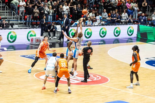 GER, easy Credit Basketball Bundesliga, Niners Chemnitz Frankfurt Skyliners 07 05 2026, Messe, Chemnitz, GER, easy Credit Basketball Bundesliga, Niners Chemnitz Frankfurt Skyliners Tipp off, Jacob Holt Frankfurt Skyliners 10 , Kevin Yebo Niners Chemnitz, 0 Foto Alexander Trienitz Chemnitz Messe Sachsen Germany