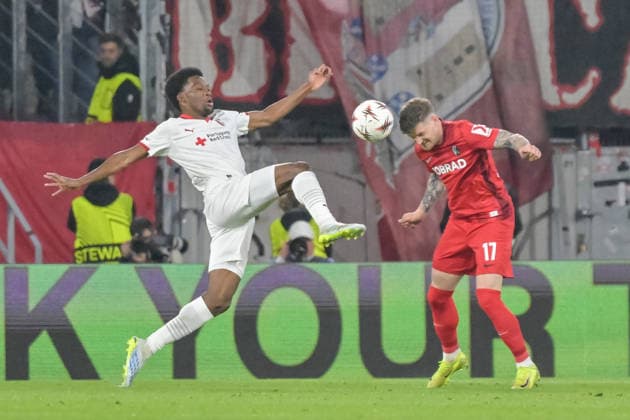 Jean Baptiste Gorby Sporting Braga, 29 tries to get the ball to Lukas Kuebler SC Freiburg, 17 GER, SC Freiburg Sporting Braga, football, Europa League, semi-final, 2025 2026 season, 07 05 2026 GER, SC Freiburg Sporting Braga, football, Europa League, semi-final, 2025 2026 season, 07 05 2026 Freiburg Copyright: xEibner-Pressefoto ThomasxHessx EP_THS