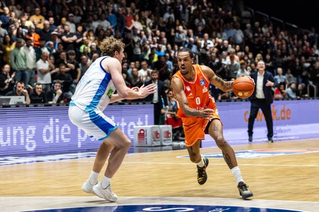 GER, easy-Credit Basketball-Bundesliga, Niners Chemnitz - Frankfurt Skyliners. 07.05.2026, Messe, Chemnitz, GER, easy-Credit Basketball-Bundesliga, Niners Chemnitz - Frankfurt Skyliners. Kevin Yebo (Niners Chemnitz, 0), Jacob Holt (Frankfurt Skyliners 10) Foto Alexander Trienitz Chemnitz Messe Sachsen Deutschland *** GER, easy Credit Basketball Bundesliga, Niners Chemnitz Frankfurt Skyliners 07 05 2026, Messe, Chemnitz, GER, easy Credit Basketball Bundesliga, Niners Chemnitz Frankfurt Skyliners Kevin Yebo Niners Chemnitz, 0 , Jacob Holt Frankfurt Skyliners 10 Foto Alexander Trienitz Chemnitz Messe Sachsen Germany