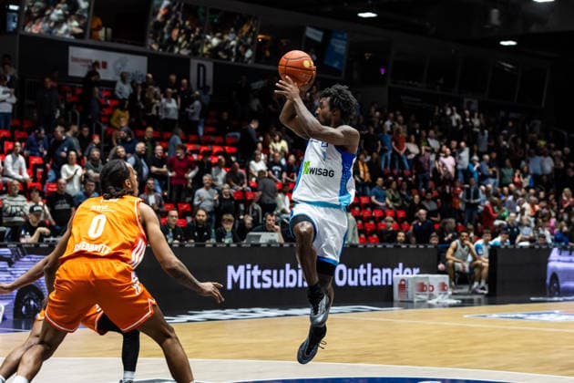 GER, easy Credit Basketball Bundesliga, Niners Chemnitz Frankfurt Skyliners 07 05 2026, Messe, Chemnitz, GER, easy Credit Basketball Bundesliga, Niners Chemnitz Frankfurt Skyliners Isaiah Swope Frankfurt Skyliners 1 , Kevin Yebo Niners Chemnitz, 0 Foto Alexander Trienitz Chemnitz Messe Sachsen Germany