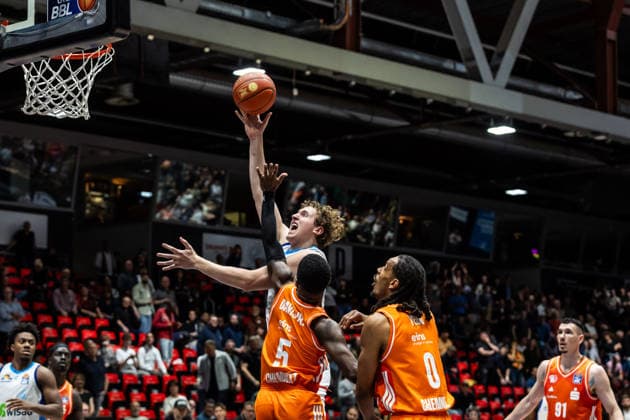 GER, easy Credit Basketball Bundesliga, Niners Chemnitz Frankfurt Skyliners 07 05 2026, Messe, Chemnitz, GER, easy Credit Basketball Bundesliga, Niners Chemnitz Frankfurt Skyliners Jacob Holt Frankfurt Skyliners 10 , Corey Davis Jr Niners Chemnitz, 5 Foto Alexander Trienitz Chemnitz Messe Sachsen Germany