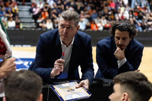 GER, easy Credit Basketball Bundesliga, Niners Chemnitz Frankfurt Skyliners 07 05 2026, Messe, Chemnitz, GER, easy Credit Basketball Bundesliga, Niners Chemnitz Frankfurt Skyliners Klaus Perwas Head Coach Frankfurt Skyliners talks to his players Photo Alexander Trienitz Chemnitz Messe Sachsen Germany