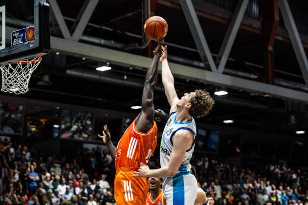 GER, easy Credit Basketball Bundesliga, Niners Chemnitz Frankfurt Skyliners 07 05 2026, Messe, Chemnitz, GER, easy Credit Basketball Bundesliga, Niners Chemnitz Frankfurt Skyliners Amadou Sow Niners Chemnitz, 12 , Ivan Crnjac Frankfurt Skyliners 14 Foto Alexander Trienitz Chemnitz Messe Sachsen Germany