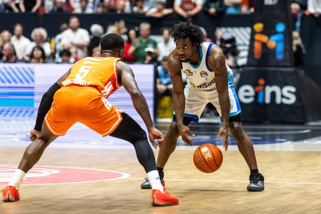 GER, easy Credit Basketball Bundesliga, Niners Chemnitz Frankfurt Skyliners 07 05 2026, Messe, Chemnitz, GER, easy Credit Basketball Bundesliga, Niners Chemnitz Frankfurt Skyliners Isaiah Swope Frankfurt Skyliners 1 , Corey Davis Jr Niners Chemnitz, 5 Foto Alexander Trienitz Chemnitz Messe Sachsen Germany