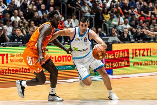 GER, easy Credit Basketball Bundesliga, Niners Chemnitz Frankfurt Skyliners 07 05 2026, Messe, Chemnitz, GER, easy Credit Basketball Bundesliga, Niners Chemnitz Frankfurt Skyliners Ryan Hawkins Frankfurt Skyliners 33 , Amadou Sow Niners Chemnitz, 12 Foto Alexander Trienitz Chemnitz Messe Sachsen Germany