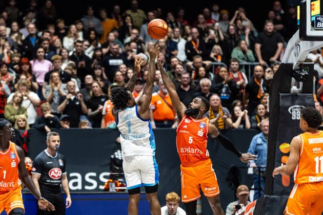 GER, easy Credit Basketball Bundesliga, Niners Chemnitz Frankfurt Skyliners 07 05 2026, Messe, Chemnitz, GER, easy Credit Basketball Bundesliga, Niners Chemnitz Frankfurt Skyliners Isaiah Swope Frankfurt Skyliners 1 , Corey Davis Jr Niners Chemnitz, 5 Foto Alexander Trienitz Chemnitz Messe Sachsen Germany