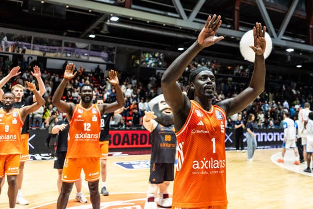 GER, easy Credit Basketball Bundesliga, Niners Chemnitz Frankfurt Skyliners 07 05 2026, Messe, Chemnitz, GER, easy Credit Basketball Bundesliga, Niners Chemnitz Frankfurt Skyliners Aher Uguak Niners Chemnitz, 1 cheers with the team Photo Alexander Trienitz Chemnitz Messe Sachsen Germany