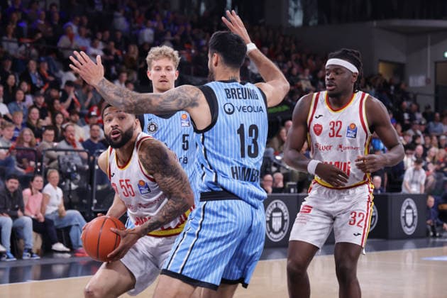 2026 05 07 xfsx GER,Hamburg,1 Basketballl Bundesliga, easyCredit BBL,Veolia Towers Hamburg vs Fitness First Wuerzburg Baskets, in the Inselpark Arena , v l David Muenkat Wuerzburg Baskets ,55 , Zsombor Maronka Veolia Towers Hamburg ,5 , Martin Breunig Veolia Towers Hamburg ,13 , Charles Thompson Wuerzburg Baskets ,32 Copyright: HMBxMedia FernandoxSoares