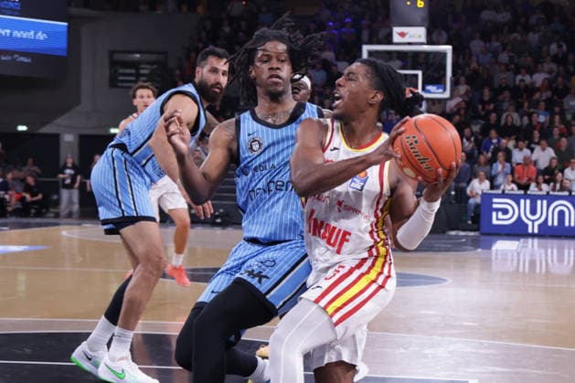 2026 05 07 xfsx GER,Hamburg,1 Basketballl Bundesliga, easyCredit BBL,Veolia Towers Hamburg vs Fitness First Wuerzburg Baskets, in the Inselpark Arena , v l Leonard Thorpe Jr Veolia Towers Hamburg ,2 , Marcus Carr Wuerzburg Baskets ,5 Copyright: HMBxMedia FernandoxSoares