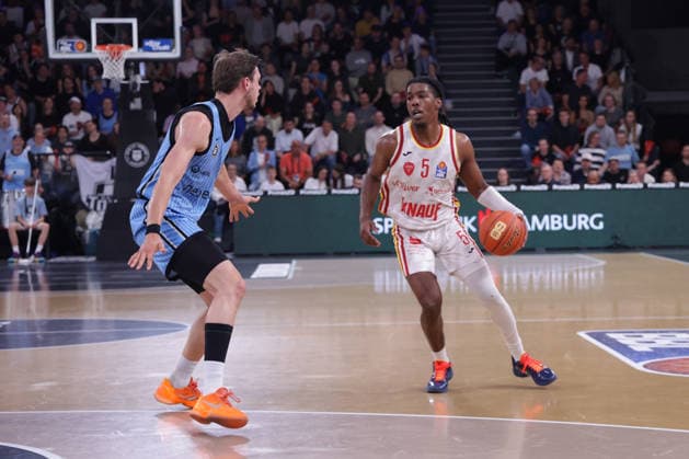 2026 05 07 xfsx GER,Hamburg,1 Basketballl Bundesliga, easyCredit BBL,Veolia Towers Hamburg vs Fitness First Wuerzburg Baskets, in the Inselpark Arena , f l Jan Niklas Wimberg Veolia Towers Hamburg ,17 , Marcus Carr Wuerzburg Baskets ,5 Copyright: HMBxMedia FernandoxSoares