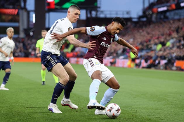 Aston Villa gegen Nottingham Forest 07. Mai 2026, Aston UEFA EUROPA League Halbfinale Rückspiel Aston Villa gegen Nottingham Forest Nikola Milenkovic von Nottingham Forest hält Ollie Watkins von Aston Villa Foto Charlotte Wilson Abseits Aston UK  Copyright: xCharlottexWilsonx xOffsidexOffside