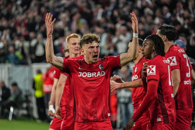 UEFA Europa League SC Freiburg v Sporting Braga, 07 04 2026 Lukas Kübler SC Freiburg, 17 Philipp Treu SC Freiburg, 29 celebrates the 1-0 goal to animate the fans UEFA Europa League SC Freiburg v Sporting Braga, Europa Park Stadium, 07 04 2026 Copyright: xBEAUTIFULxSPORTS Boscox