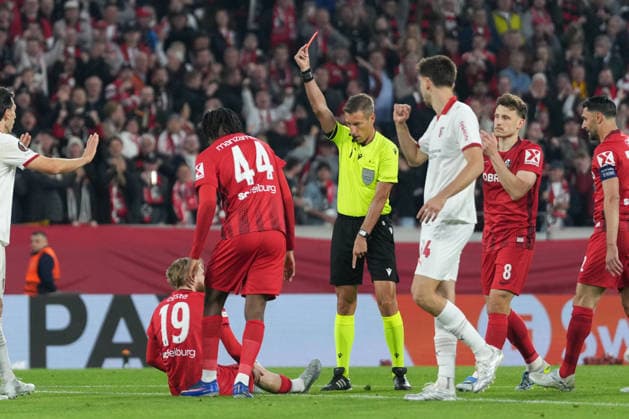 Mario Dorgeles Mario Dorgeles SC Braga, 20 gets red card from Davide Massa Referee , Germany, Football, UEFA Europa League, semi-final, second leg, 2025 2026, SC Freiburg vs SC Braga, 07 05 2026, Europa Park Stadion, Freiburg Freiburg Europa Park Stadion Baden Württemberg Germany Copyright: xArnexAmbergx