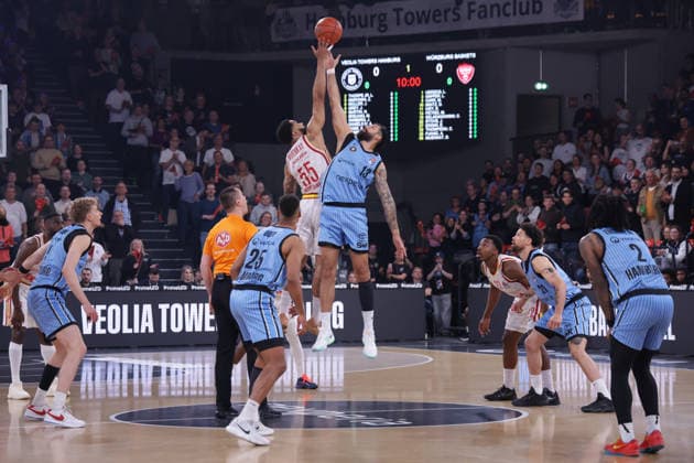 2026 05 07 xfsx GER,Hamburg,1 Basketballl Bundesliga, easyCredit BBL,Veolia Towers Hamburg vs Fitness First Wuerzburg Baskets, in the Inselpark Arena , v l David Muenkat Wuerzburg Baskets ,55 , Martin Breunig Veolia Towers Hamburg ,13 Copyright: HMBxMedia FernandoxSoares