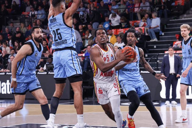 2026 05 07 xfsx GER,Hamburg,1 Basketballl Bundesliga, easyCredit BBL,Veolia Towers Hamburg vs Fitness First Wuerzburg Baskets, in the Inselpark Arena , v l Kenneth Ogbe Veolia Towers Hamburg ,25 , Marcus Carr Wuerzburg Baskets ,5 Copyright: HMBxMedia FernandoxSoares