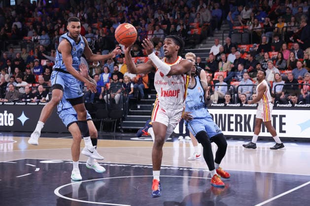 2026 05 07 xfsx GER,Hamburg,1 Basketballl Bundesliga, easyCredit BBL,Veolia Towers Hamburg vs Fitness First Wuerzburg Baskets, in the Inselpark Arena , v l Kenneth Ogbe Veolia Towers Hamburg ,25 , Marcus Carr Wuerzburg Baskets ,5 , Leonard Thorpe Jr Veolia Towers Hamburg ,2 , Copyright: HMBxMedia FernandoxSoares