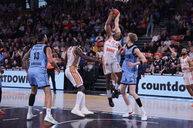 2026 05 07 xfsx GER,Hamburg,1 Basketballl Bundesliga, easyCredit BBL,Veolia Towers Hamburg vs Fitness First Wuerzburg Baskets, in the Inselpark Arena , v l Martin Breunig Veolia Towers Hamburg ,13 , Eddy Edigin Wuerzburg Baskets ,27 ,Johnathan Stone Wuerzburg Baskets ,22 , Zsombor Maronka Veolia Towers Hamburg ,5 Copyright: HMBxMedia FernandoxSoares