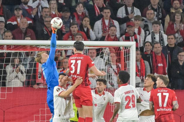 Lukas Hornicek Sporting Braga, 01 fists the ball away from Igor Matanovic SC Freiburg, 31 GER, SC Freiburg Sporting Braga, football, Europa League, semi-final, 2025 2026 season, 07 05 2026 GER, SC Freiburg Sporting Braga, football, Europa League, semi-final, 2025 2026 season, 07 05 2026 Freiburg Copyright: xEibner-Pressefoto ThomasxHessx EP_THS