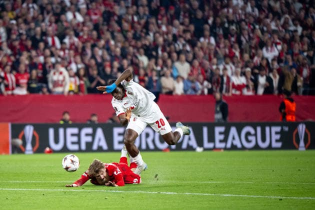 GER, Europa League, semi-final, SC Freiburg vs Sporting Braga 07 05 2026, Europa Park Stadion, Freiburg, GER, Europa League, semi-final, SC Freiburg vs Sporting Braga, in the picture Jan Niklas Beste SC Freiburg, 19 is fouled by Mario Dorgeles SC Braga, 20 by emergency brake, nordphotoxGmbHx xMemmler nph00005