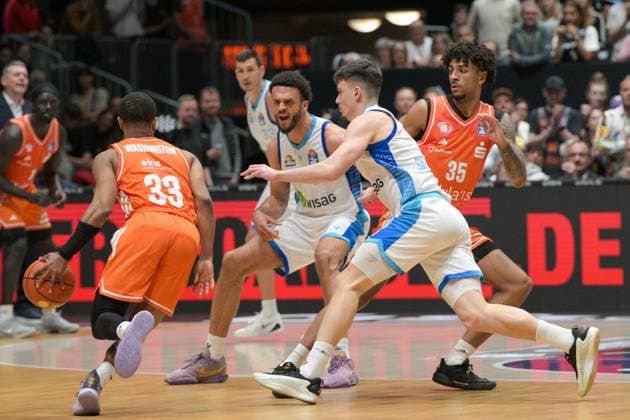 easyCredit Basketball Bundesliga, Matchday 33, Niners Chemnitz Frankfurt Skyliners 07 05 2026 from 18 30 h Chemnitz, Chemnitz Arena In the photo Eric Washington 33 , Roman Bedime 35 easyCredit Basketball Bundesliga, Matchday 33, Niners Chemnitz Frankfurt Skyliners Chemnitz Saxony Germany Copyright: xEHLxMedia MichelxKöhlerx 20260705-Niners Chemnitz-Frankfurt Skyliners_076