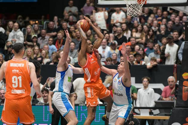 easyCredit Basketball Bundesliga, Matchday 33, Niners Chemnitz Frankfurt Skyliners 07 05 2026 from 18 30 h Chemnitz, Chemnitz Arena In the photo Yordan Minchev 91 , Jacob Holt 10 , Kevin Yebo 0 easyCredit Basketball Bundesliga, Matchday 33, Niners Chemnitz Frankfurt Skyliners Chemnitz Saxony Germany Copyright: xEHLxMedia MichelxKöhlerx 20260705-Niners Chemnitz-Frankfurt Skyliners_079