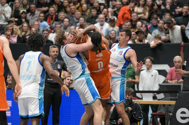 easyCredit Basketball Bundesliga, Matchday 33, Niners Chemnitz Frankfurt Skyliners 07 05 2026 from 18 30 h Chemnitz, Chemnitz Arena In the photo Yordan Minchev 91 , Isaiah Swope 1 , Jacob Holt 10 , Kevin Yebo 0 easyCredit Basketball Bundesliga, Matchday 33, Niners Chemnitz Frankfurt Skyliners Chemnitz Saxony Germany Copyright: xEHLxMedia MichelxKöhlerx 20260705-Niners Chemnitz-Frankfurt Skyliners_080