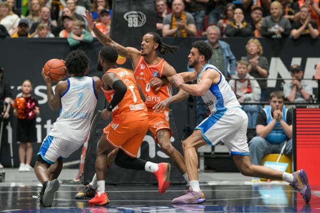 easyCredit Basketball Bundesliga, Matchday 33, Niners Chemnitz Frankfurt Skyliners 07 05 2026 from 18 30 h Chemnitz, Chemnitz Arena In the photo Isaiah Swope 1 , Cory Davis 5 , Kevin Yebo 0 , defense easyCredit Basketball Bundesliga, Matchday 33, Niners Chemnitz Frankfurt Skyliners Chemnitz Saxony Germany Copyright: xEHLxMedia MichelxKöhlerx 20260705-Niners Chemnitz-Frankfurt Skyliners_082