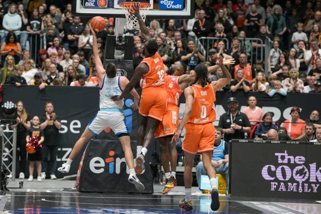easyCredit Basketball Bundesliga, Matchday 33, Niners Chemnitz Frankfurt Skyliners 07 05 2026 from 18 30 h Chemnitz, Chemnitz Arena In the photo Ryan Hawkins 33 , Amadou Sow 12 , Kevin Yebo 0 , John Newman III 9 easyCredit Basketball Bundesliga, Matchday 33, Niners Chemnitz Frankfurt Skyliners Chemnitz Saxony Germany Copyright: xEHLxMedia MichelxKöhlerx 20260705-Niners Chemnitz-Frankfurt Skyliners_084