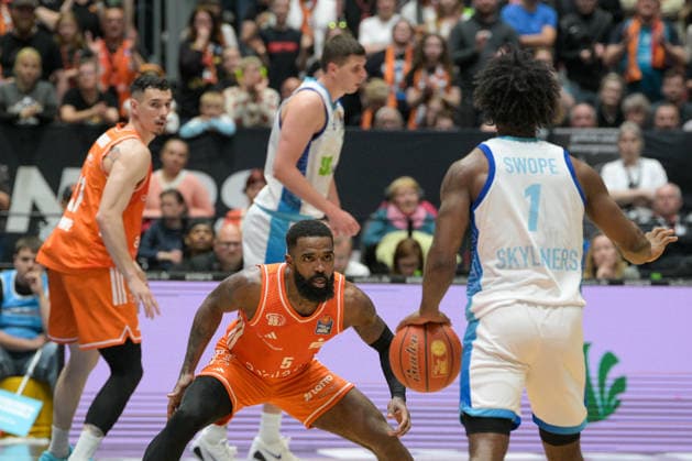 easyCredit Basketball Bundesliga, Matchday 33, Niners Chemnitz Frankfurt Skyliners 07 05 2026 from 18 30 h Chemnitz, Chemnitz Arena In the photo Defense, Cory Davis 5 , Isaiah Swope 1 easyCredit Basketball Bundesliga, Matchday 33, Niners Chemnitz Frankfurt Skyliners Chemnitz Saxony Germany Copyright: xEHLxMedia MichelxKöhlerx 20260705-Niners Chemnitz-Frankfurt Skyliners_086