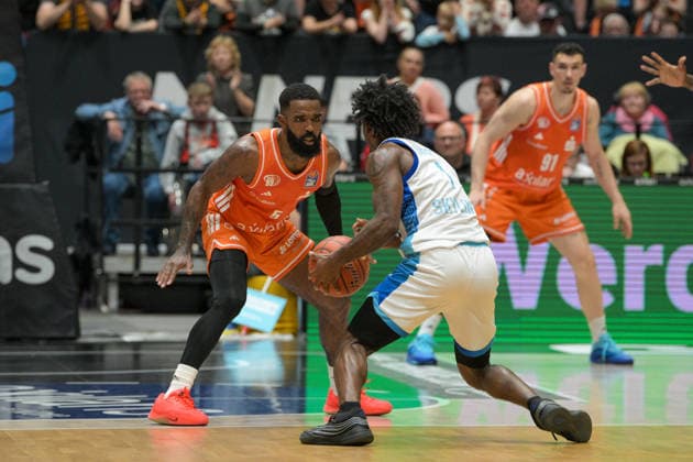 easyCredit Basketball Bundesliga, Matchday 33, Niners Chemnitz Frankfurt Skyliners 07 05 2026 from 18 30 h Chemnitz, Chemnitz Arena In the photo Defense, Cory Davis 5 , Isaiah Swope 1 easyCredit Basketball Bundesliga, Matchday 33, Niners Chemnitz Frankfurt Skyliners Chemnitz Saxony Germany Copyright: xEHLxMedia MichelxKöhlerx 20260705-Niners Chemnitz-Frankfurt Skyliners_087