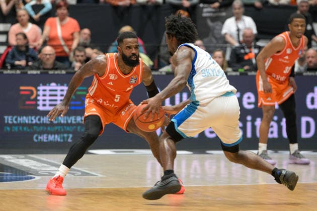 easyCredit Basketball Bundesliga, Matchday 33, Niners Chemnitz Frankfurt Skyliners 07 05 2026 from 18 30 h Chemnitz, Chemnitz Arena In the photo Defense, Cory Davis 5 , Isaiah Swope 1 easyCredit Basketball Bundesliga, Matchday 33, Niners Chemnitz Frankfurt Skyliners Chemnitz Saxony Germany Copyright: xEHLxMedia MichelxKöhlerx 20260705-Niners Chemnitz-Frankfurt Skyliners_089