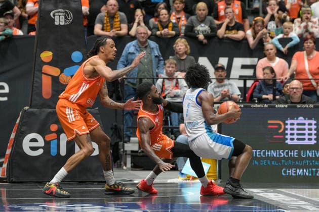easyCredit Basketball Bundesliga, Matchday 33, Niners Chemnitz Frankfurt Skyliners 07 05 2026 from 18 30 h Chemnitz, Chemnitz Arena In the photo defense Kevin Yebo 0 , Cory Davis 5 , Isaiah Swope 1 easyCredit Basketball Bundesliga, Matchday 33, Niners Chemnitz Frankfurt Skyliners Chemnitz Saxony Germany Copyright: xEHLxMedia MichelxKöhlerx 20260705-Niners Chemnitz-Frankfurt Skyliners_090