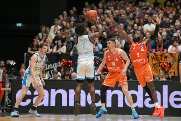 easyCredit Basketball Bundesliga, Matchday 33, Niners Chemnitz Frankfurt Skyliners 07 05 2026 from 18 30 h Chemnitz, Chemnitz Arena In the photo Isaiah Swope 1 , Yordan Minchev 91 , Cory Davis 5 easyCredit Basketball Bundesliga, Matchday 33, Niners Chemnitz Frankfurt Skyliners Chemnitz Saxony Germany Copyright: xEHLxMedia MichelxKöhlerx 20260705-Niners Chemnitz-Frankfurt Skyliners_091