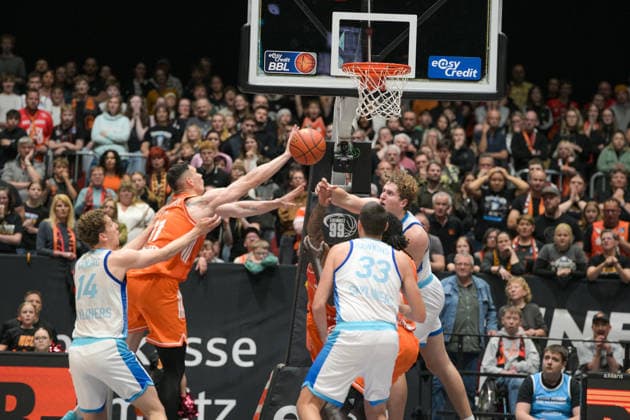 easyCredit Basketball Bundesliga, Matchday 33, Niners Chemnitz Frankfurt Skyliners 07 05 2026 from 18 30 h Chemnitz, Chemnitz Arena In the photo Ivan Crnjac 14 , Yordan Minchev 91 , Ryan Hawkins 33 , easyCredit Basketball Bundesliga, Matchday 33, Niners Chemnitz Frankfurt Skyliners Chemnitz Saxony Germany Copyright: xEHLxMedia MichelxKöhlerx 20260705-Niners Chemnitz-Frankfurt Skyliners_093