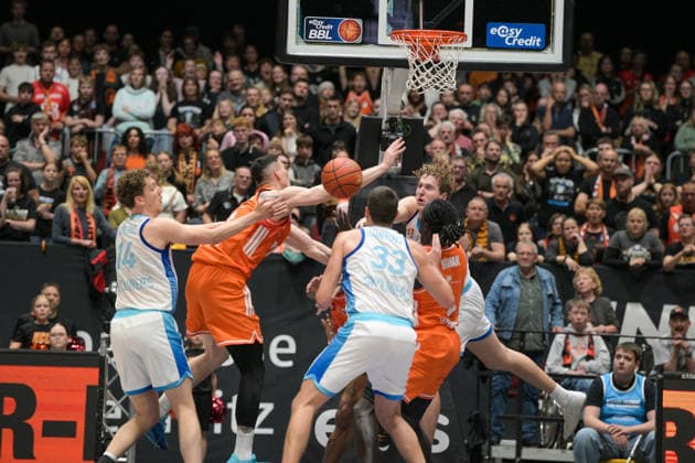 easyCredit Basketball Bundesliga, Matchday 33, Niners Chemnitz Frankfurt Skyliners 07 05 2026 from 18 30 h Chemnitz, Chemnitz Arena In the photo Ivan Crnjac 14 , Yordan Minchev 91 , Ryan Hawkins 33 , easyCredit Basketball Bundesliga, Matchday 33, Niners Chemnitz Frankfurt Skyliners Chemnitz Saxony Germany Copyright: xEHLxMedia MichelxKöhlerx 20260705-Niners Chemnitz-Frankfurt Skyliners_094