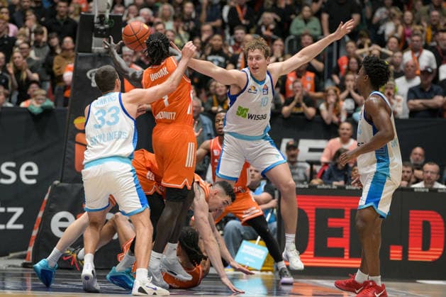 easyCredit Basketball Bundesliga, Matchday 33, Niners Chemnitz Frankfurt Skyliners 07 05 2026 from 18 30 h Chemnitz, Chemnitz Arena In the photo Ryan Hawkins 33 , Aher Uguak 1 , Jacob Holt 10 easyCredit Basketball Bundesliga, Matchday 33, Niners Chemnitz Frankfurt Skyliners Chemnitz Saxony Germany Copyright: xEHLxMedia MichelxKöhlerx 20260705-Niners Chemnitz-Frankfurt Skyliners_095