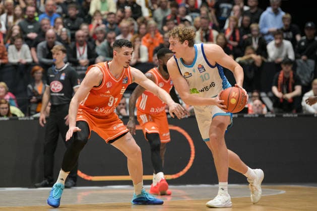 easyCredit Basketball Bundesliga, Matchday 33, Niners Chemnitz Frankfurt Skyliners 07 05 2026 from 18 30 h Chemnitz, Chemnitz Arena In the photo Yordan Minchev 91 , Jacob Holt 10 easyCredit Basketball Bundesliga, Matchday 33, Niners Chemnitz Frankfurt Skyliners Chemnitz Saxony Germany Copyright: xEHLxMedia MichelxKöhlerx 20260705-Niners Chemnitz-Frankfurt Skyliners_096
